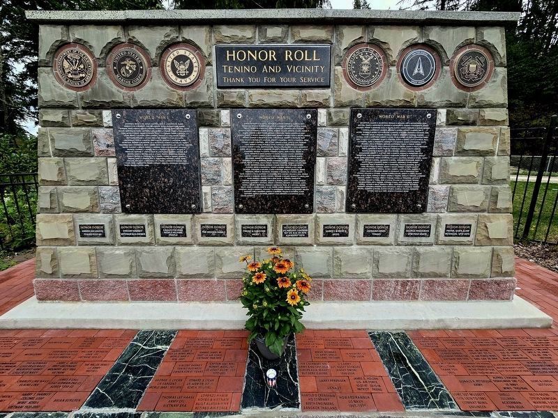 Side 1 of the marker: WWI and WWII. image. Click for full size.