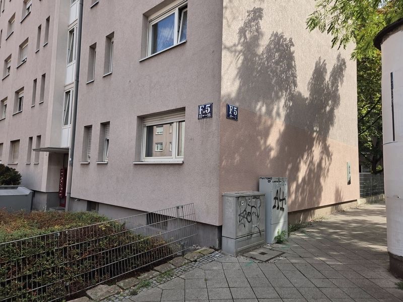 Sozialer Wohnungsbau im Quadrat F 5 / Social Housing in Square F 5 Marker. Click for full size. Sozialer Wohnungsbau im Quadrat F 5 / Social Housing in Square F 5 Marker image. Click for full size.