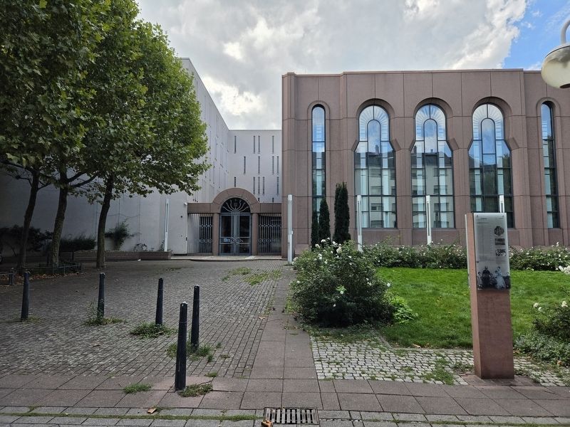 Hauptsynagoge F 2 und Lemle-Moses-Klaus F 1 / Main Synagogue F 2 and Lemle Moses Klaus F 1 Marker. Click for full size. Hauptsynagoge F 2 und Lemle-Moses-Klaus F 1 / Main Synagogue F 2 and Lemle Moses Klaus F 1 Marker image. Click for full size.