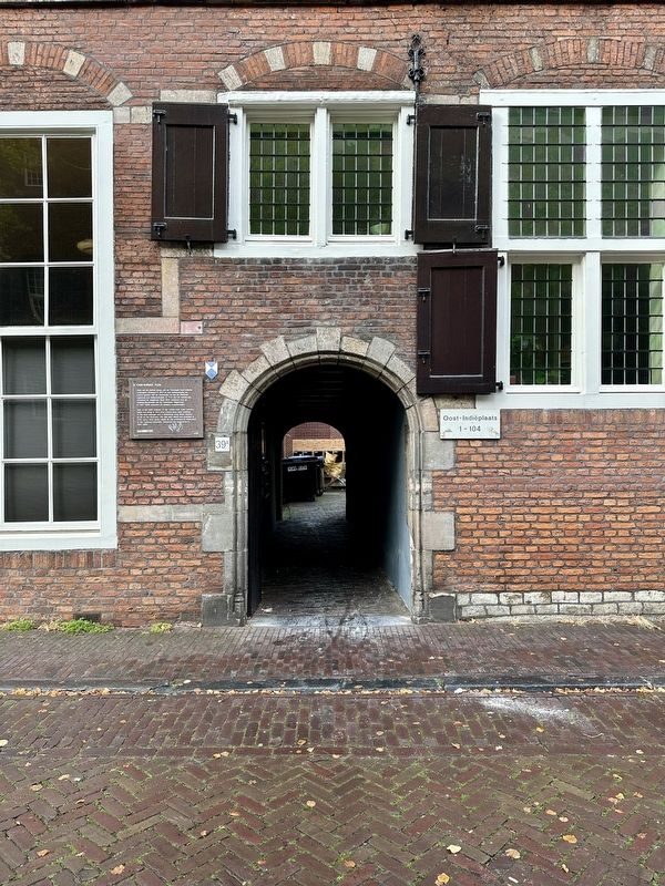 Oost-Indisch Huis / East India House Marker - wide view. Click for full size. Oost-Indisch Huis / East India House Marker - wide view image. Click for full size.