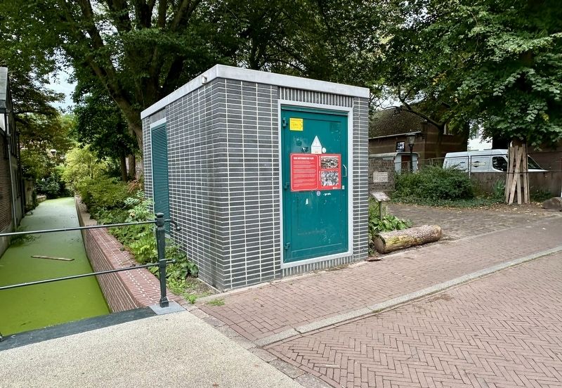 Een Historische Plek / A Historic Location Marker - wide view image. Click for full size.
