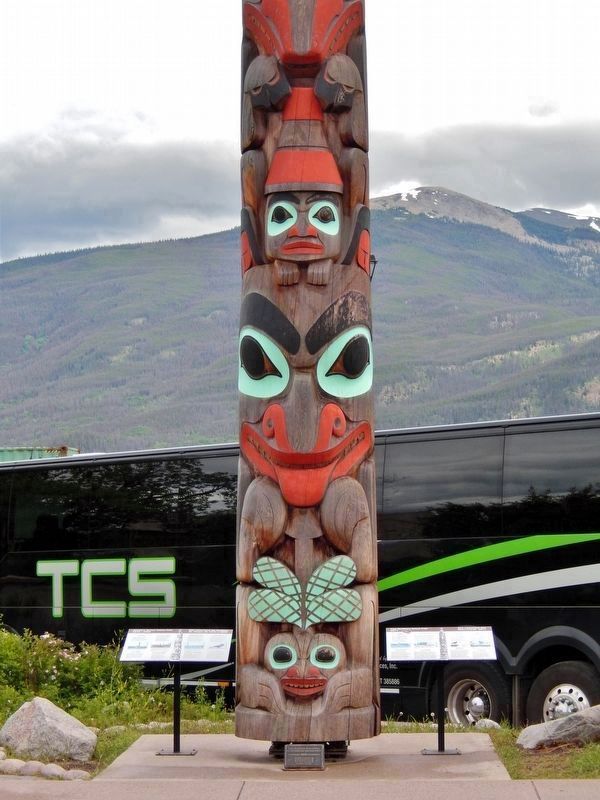 Two Brothers Totem Pole / Mât totémique des Deux-Frères. Click for full size. Two Brothers Totem Pole / Mât totémique des Deux-Frères image. Click for full size.