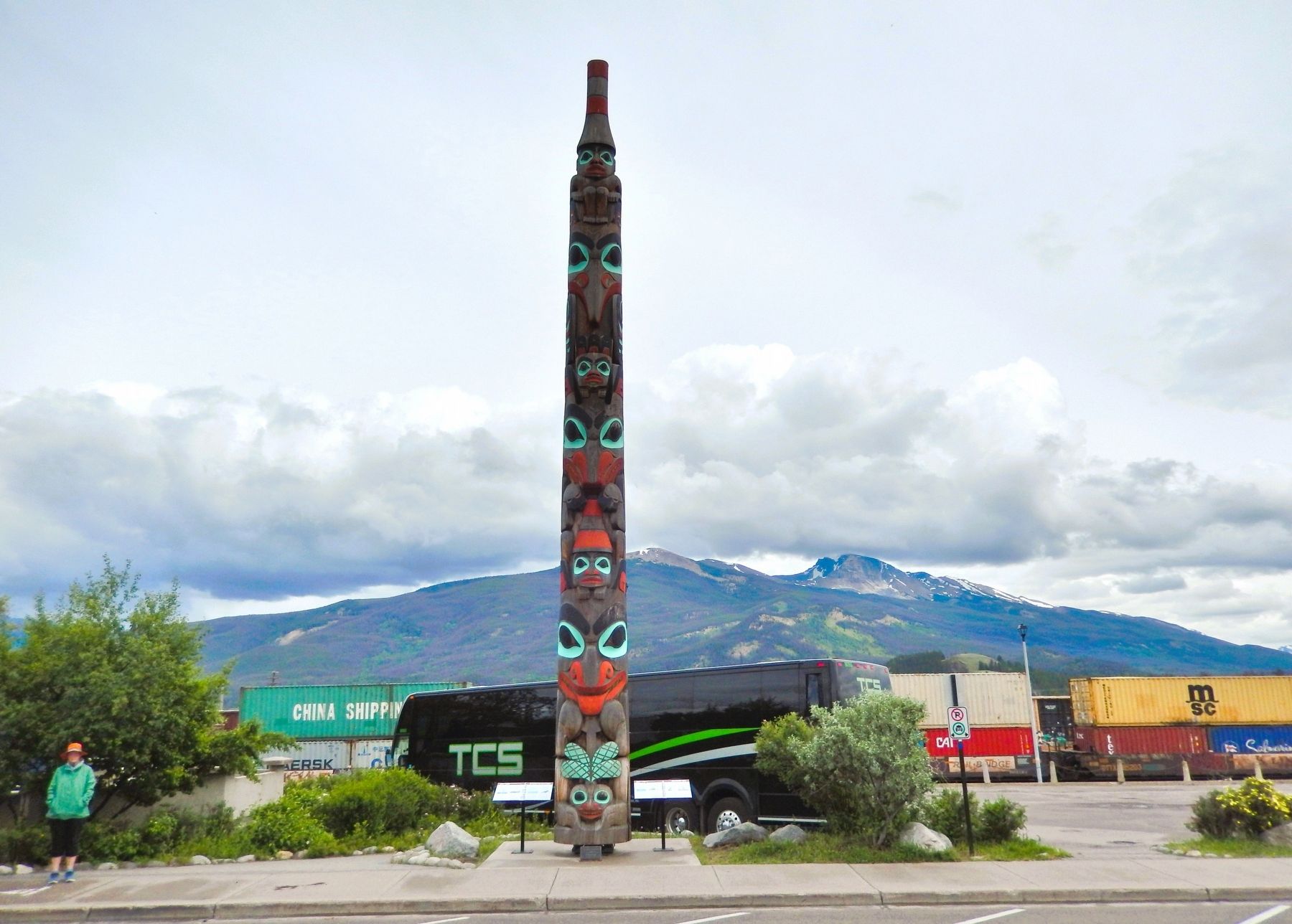 Two Brothers Totem Pole 2011 / Mât totémique des Deux-Frères 2011 Marker. Click for full size. Two Brothers Totem Pole 2011 / Mât totémique des Deux-Frères 2011 Marker image. Click for full size.
