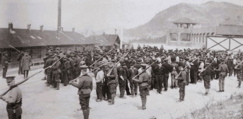 Marker detail: Internees at Cave and Basin /<br>Prisonniers à Cave and Basin. Click for full size. Marker detail: Internees at Cave and Basin /<br>Prisonniers à Cave and Basin image. Click for full size.