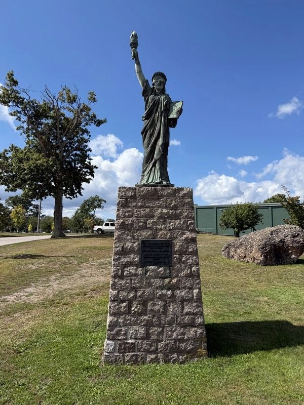 Replica of the Statue of Liberty image. Click for full size.