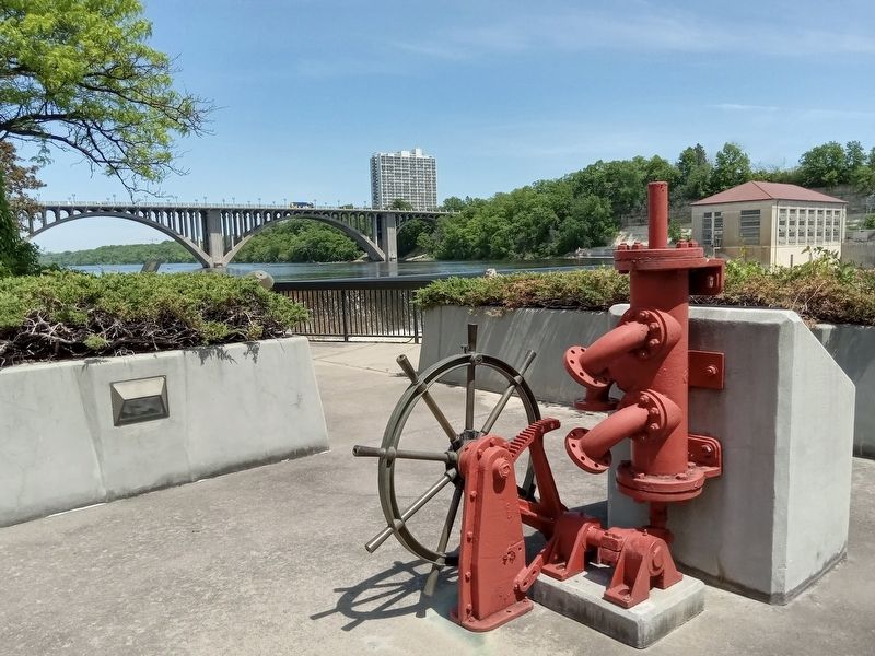 Hand-operated Stoney valve operating mechanism behind the marker image. Click for full size.