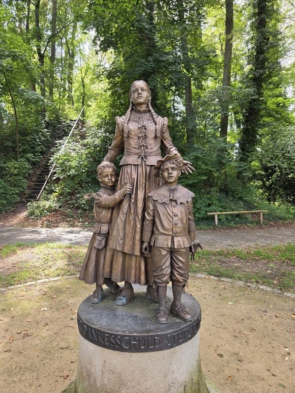 Lore-Statue. Click for full size. Lore-Statue image. Click for full size.