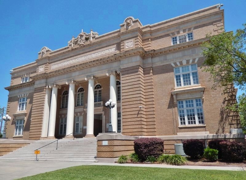 Tifton County Courthouse. Click for full size. Tifton County Courthouse image. Click for full size.