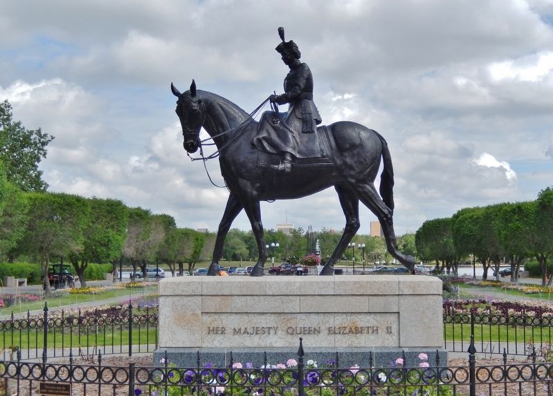 Queen Elizabeth II Statue / Statue de la reine Elizabeth II image. Click for full size.