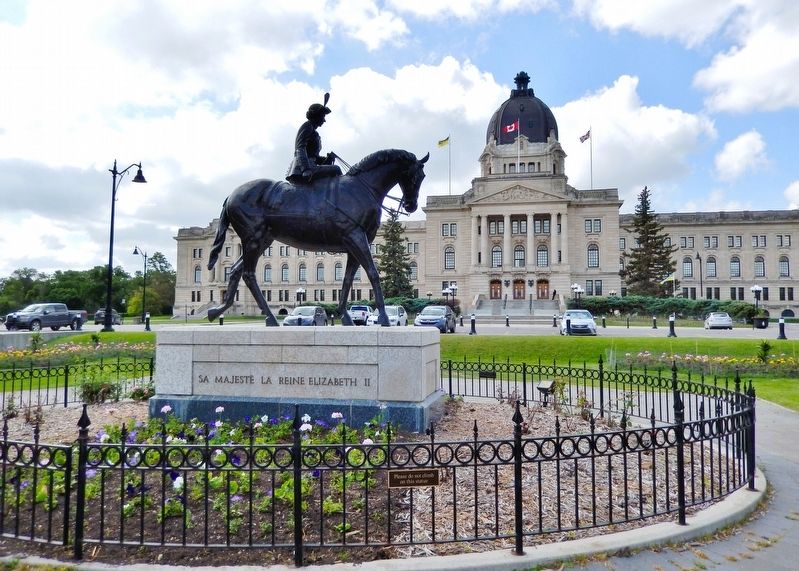 Queen Elizabeth II Statue / Statue de la reine Elizabeth II image. Click for full size.