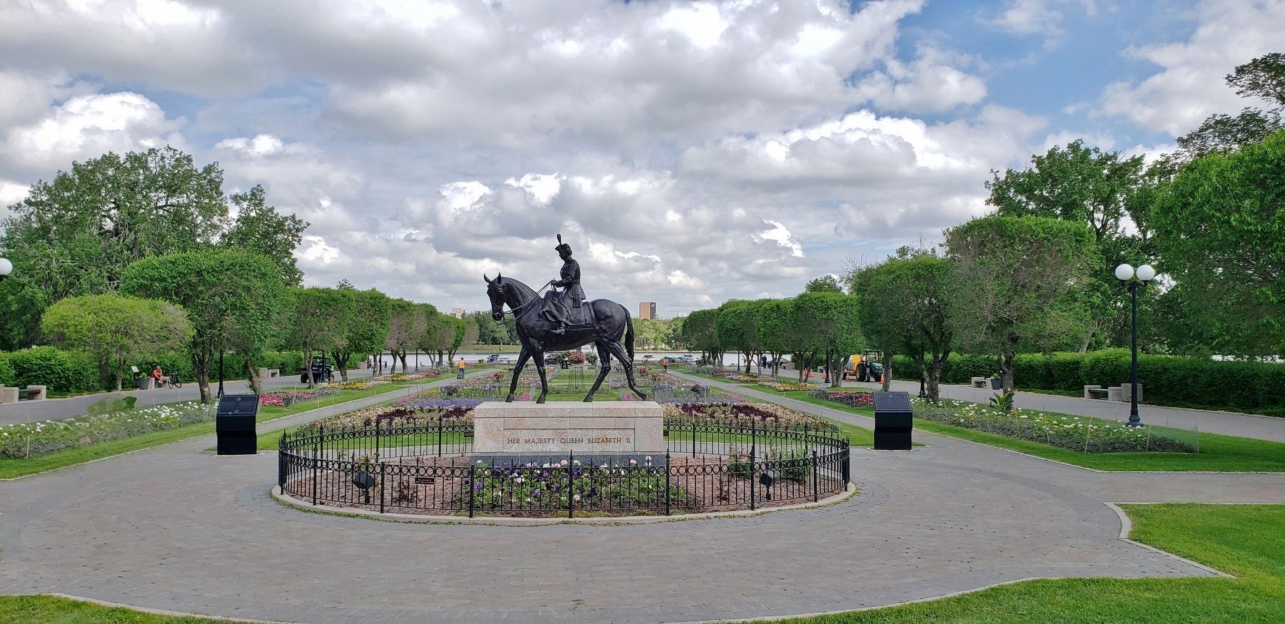 Queen Elizabeth II Statue / Statue de la reine Elizabeth II image. Click for full size.